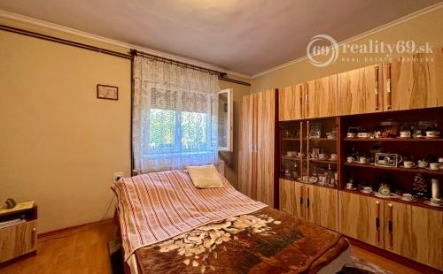 MAĎARSKO - SZENDRO  4 IZBOVÝ RODINNÝ DOM NA KĽUDNOM MIESTE