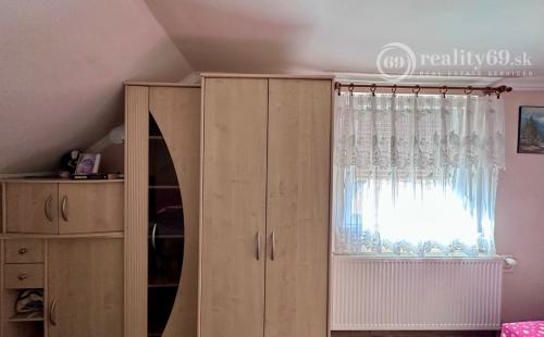 MAĎARSKO - SZENDRO  4 IZBOVÝ RODINNÝ DOM NA KĽUDNOM MIESTE