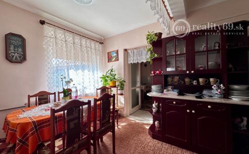 MAĎARSKO - SZENDRO  4 IZBOVÝ RODINNÝ DOM NA KĽUDNOM MIESTE