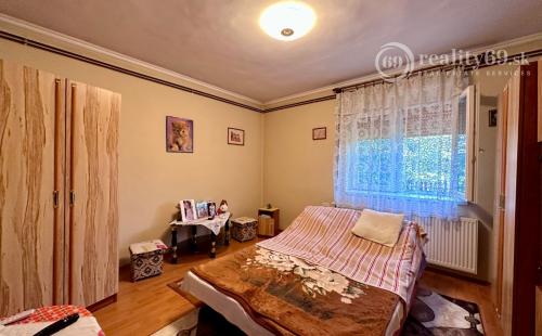 MAĎARSKO - SZENDRO  4 IZBOVÝ RODINNÝ DOM NA KĽUDNOM MIESTE