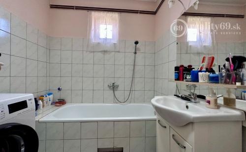 MAĎARSKO - SZENDRO  4 IZBOVÝ RODINNÝ DOM NA KĽUDNOM MIESTE