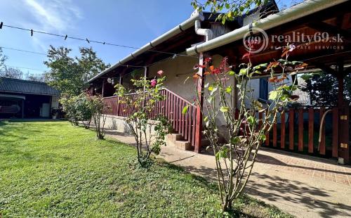 MAĎARSKO - SZENDRO  4 IZBOVÝ RODINNÝ DOM NA KĽUDNOM MIESTE