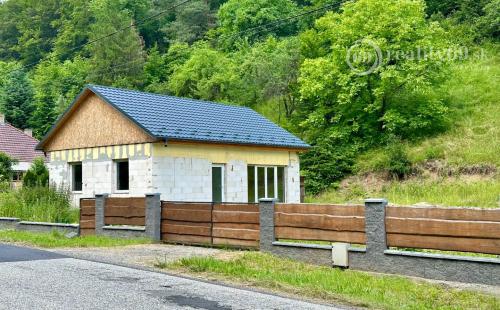 MAĎARSKO - HOLLOHÁZA NOVOSTAVBA 3 IZBOVÉHO RD - SUPER PROSTREDIE S VÝHĽADOM NA OKOLITÉ LESY.