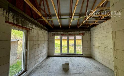 MAĎARSKO - HOLLOHÁZA NOVOSTAVBA 3 IZBOVÉHO RD - SUPER PROSTREDIE S VÝHĽADOM NA OKOLITÉ LESY.