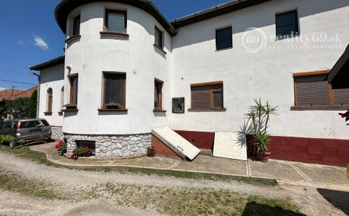 MAĎARSKO - SZENDRO PEKNÝ 5 IZBOVÝ RODINNÝ DOM S 2 BYTOVÝMI JEDNOTKAMI, S TERASOU A GARÁŽOU