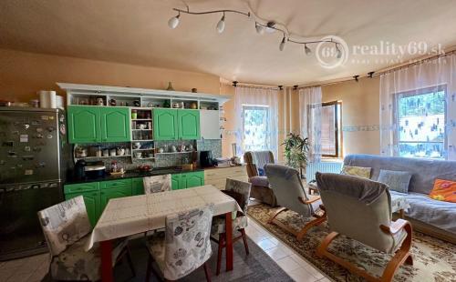 MAĎARSKO - SZENDRO PEKNÝ 5 IZBOVÝ RODINNÝ DOM S 2 BYTOVÝMI JEDNOTKAMI, S TERASOU A GARÁŽOU