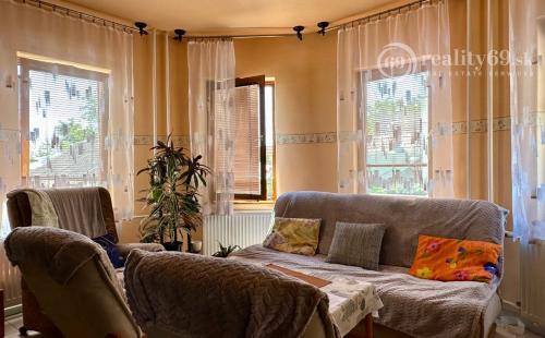 MAĎARSKO - SZENDRO PEKNÝ 5 IZBOVÝ RODINNÝ DOM S 2 BYTOVÝMI JEDNOTKAMI, S TERASOU A GARÁŽOU