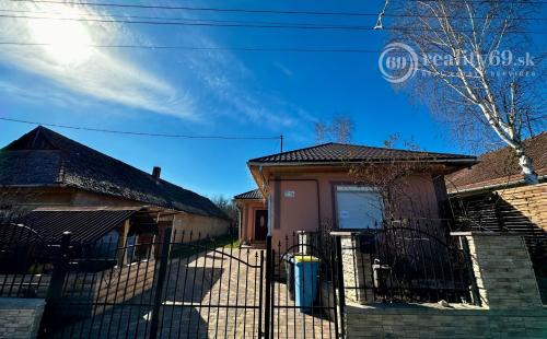 MAĎARSKO - MÁRTONYI - PEKNÝ KOMPLETNE ZREKONŠTRUOVANÝ 3 IZBOVÝ RD V KRÁSNEJ LOKALITE BLÍZKO JAZERA RAKACA