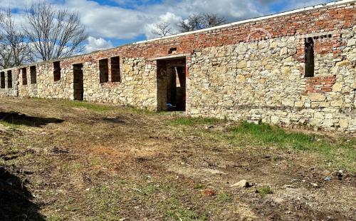 MAĎARSKO - ABAUJVÁR STAVEBNÝ POZEMOK, ZÁKLADY DOMU A MÚRY 1.700 M2, VŠETKY IS.