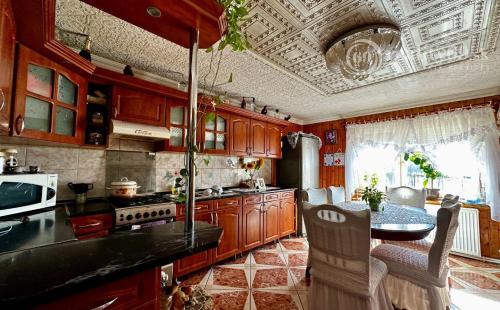 MAĎARSKO - SZENDRO 2 IZBOVÝ PEKNÝ ZREKONŠTRUOVANÝ RODINNÝ DOM  SO SAMOSTATNOU GARÁŽOU