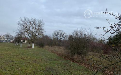 SEČOVCE - ROVINATÝ STAVEBNÝ POZEMOK 1417 PRIAMO V OBCI IS PRI POZEMKU.