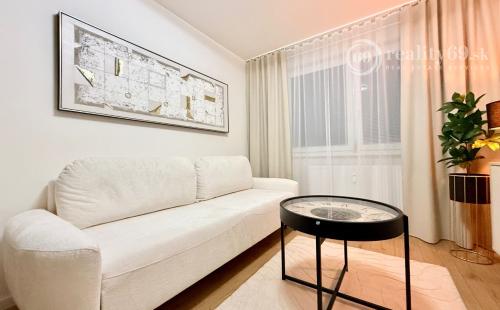 JUH - PRI AUPARKU - 1 IZBOVÝ MODERNÝ KOMPLETNE ZARIADENÝ BYT.