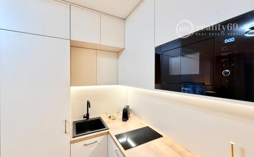 JUH - PRI AUPARKU - 1 IZBOVÝ MODERNÝ KOMPLETNE ZARIADENÝ BYT.