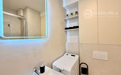 JUH - PRI AUPARKU - 1 IZBOVÝ MODERNÝ KOMPLETNE ZARIADENÝ BYT.