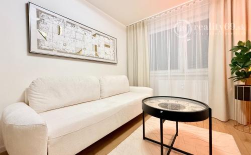 JUH - PRI AUPARKU - 1 IZBOVÝ MODERNÝ KOMPLETNE ZARIADENÝ BYT.