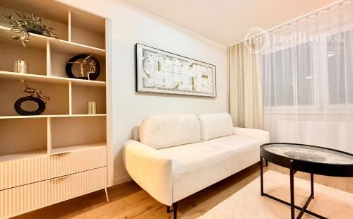 JUH - PRI AUPARKU - 1 IZBOVÝ MODERNÝ KOMPLETNE ZARIADENÝ BYT.