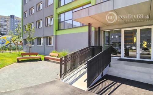 JUH - PRI AUPARKU - 1 IZBOVÝ MODERNÝ KOMPLETNE ZARIADENÝ BYT.