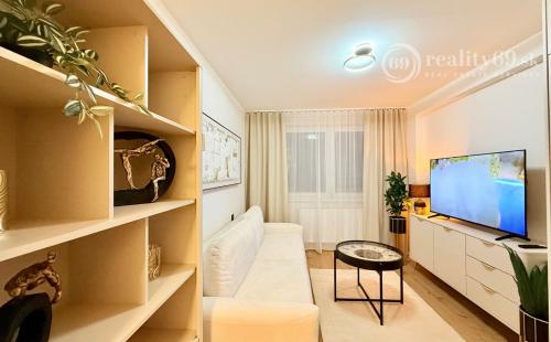 JUH - PRI AUPARKU - 1 IZBOVÝ MODERNÝ KOMPLETNE ZARIADENÝ BYT.