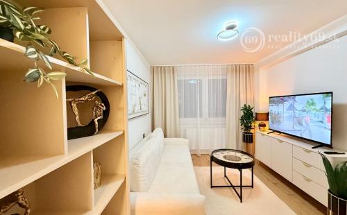 JUH - PRI AUPARKU - 1 IZBOVÝ MODERNÝ KOMPLETNE ZARIADENÝ BYT.