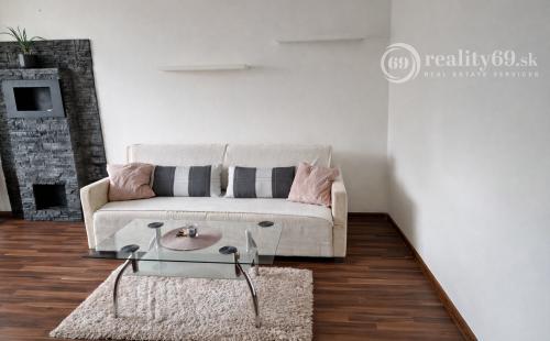 NAD JAZEROM - AZOVSKÁ 1,5 IZBOVÝ BYT 41 M2, ZARIADENÝ KOMPLET.