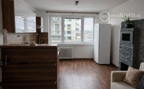 NAD JAZEROM - AZOVSKÁ 1,5 IZBOVÝ BYT 41 M2, ZARIADENÝ KOMPLET.