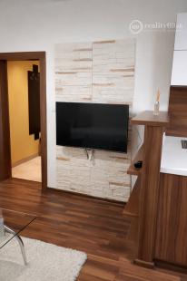 NAD JAZEROM - AZOVSKÁ 1,5 IZBOVÝ BYT 41 M2, ZARIADENÝ KOMPLET.