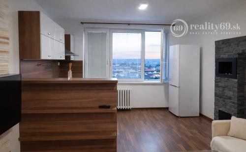 NAD JAZEROM - AZOVSKÁ 1,5 IZBOVÝ BYT 41 M2, ZARIADENÝ KOMPLET.