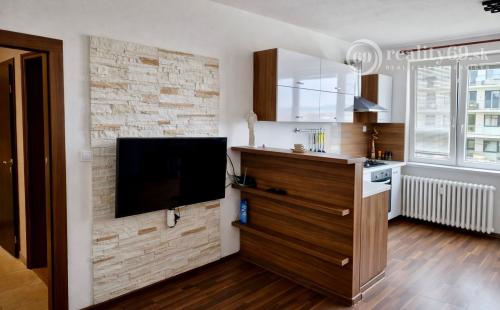 NAD JAZEROM - AZOVSKÁ 1,5 IZBOVÝ BYT 41 M2, ZARIADENÝ KOMPLET.