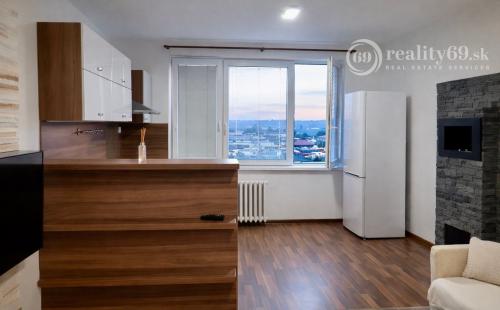 NAD JAZEROM - AZOVSKÁ 1,5 IZBOVÝ BYT 41 M2, ZARIADENÝ KOMPLET.