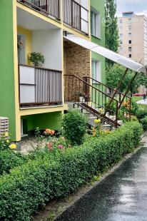 NAD JAZEROM - AZOVSKÁ 1,5 IZBOVÝ BYT 41 M2, ZARIADENÝ KOMPLET.