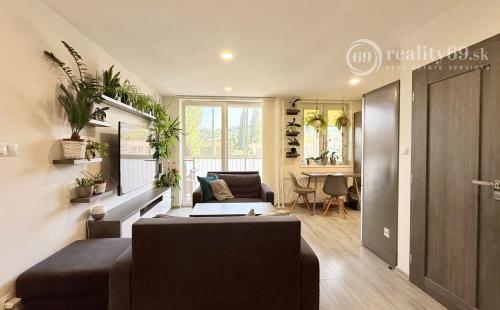 JAZERO - IRKUTSKÁ 4 IZBOVÝ BYT 71 M2, NOVÁ DISPOZÍCIA, LODŽIA A PIVNICA.