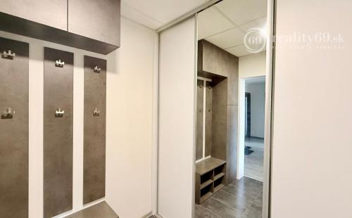 JAZERO - IRKUTSKÁ 4 IZBOVÝ BYT 71 M2, NOVÁ DISPOZÍCIA, LODŽIA A PIVNICA.