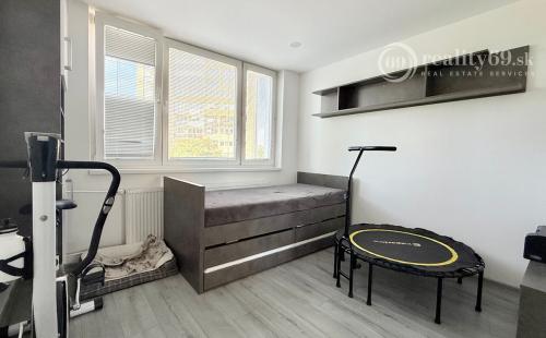 JAZERO - IRKUTSKÁ 4 IZBOVÝ BYT 71 M2, NOVÁ DISPOZÍCIA, LODŽIA A PIVNICA.