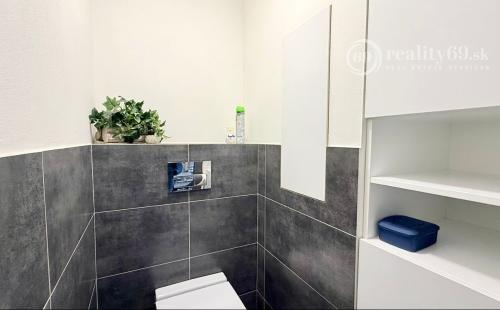 JAZERO - IRKUTSKÁ 4 IZBOVÝ BYT 71 M2, NOVÁ DISPOZÍCIA, LODŽIA A PIVNICA.