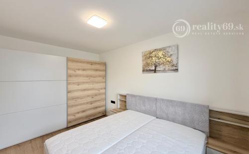 KRIVÁ PRI AUPARKU - 2 IZBOVÝ BYT PRIPRAVENÝ NA BÝVANIE.