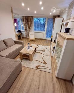 KPT. NÁLEPKU - ŠIRŠIE CENTRUM MESTA. - 3 IZBOVÝ ZARIADENÝ BYT 70 M2