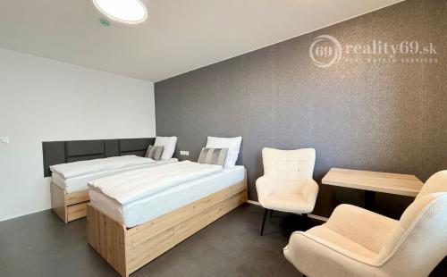 CENTRUM MESTA - VRÁTNA - 1 IZBOVÝ MODERNÝ ZARIADENÝ BYT.