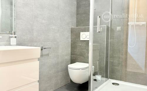 CENTRUM MESTA - VRÁTNA - 1 IZBOVÝ MODERNÝ ZARIADENÝ BYT.