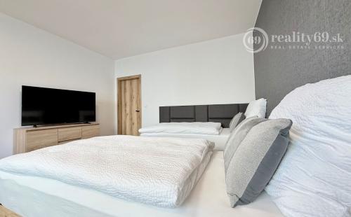 CENTRUM MESTA - VRÁTNA - 1 IZBOVÝ MODERNÝ ZARIADENÝ BYT.