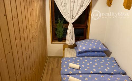 SZALONNA KOMPLETNE ZARIADENÁ 4 IZBOVÁ CHATA PRI JAZERE RAKACA.