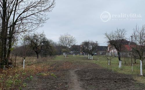 SEČOVCE - ROVINATÝ STAVEBNÝ POZEMOK 1417 PRIAMO V OBCI IS PRI POZEMKU.