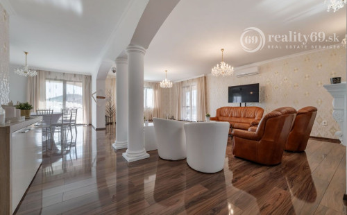 KOMÁROVCE - 5 IZBOVÝ RD 360 M2 SO SAUNOU, POZEMOK 3.629 M2