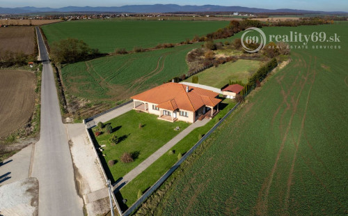 KOMÁROVCE - 5 IZBOVÝ RD 360 M2 SO SAUNOU, POZEMOK 3.629 M2