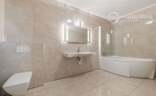 KOMÁROVCE - 5 IZBOVÝ RD 360 M2 SO SAUNOU, POZEMOK 3.629 M2
