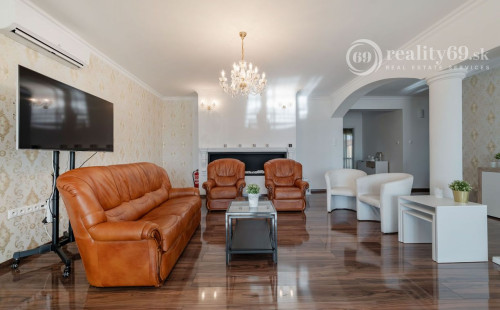 KOMÁROVCE - 5 IZBOVÝ RD 360 M2 SO SAUNOU, POZEMOK 3.629 M2