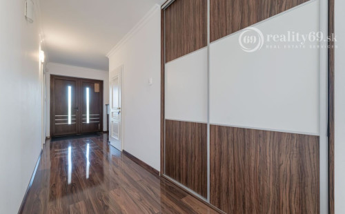 KOMÁROVCE - 5 IZBOVÝ RD 360 M2 SO SAUNOU, POZEMOK 3.629 M2