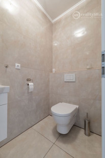KOMÁROVCE - 5 IZBOVÝ RD 360 M2 SO SAUNOU, POZEMOK 3.629 M2