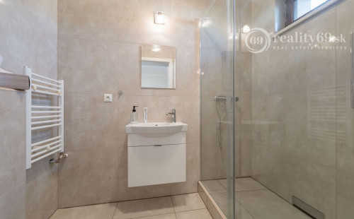 KOMÁROVCE - 5 IZBOVÝ RD 360 M2 SO SAUNOU, POZEMOK 3.629 M2