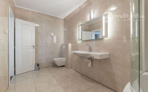 KOMÁROVCE - 5 IZBOVÝ RD 360 M2 SO SAUNOU, POZEMOK 3.629 M2