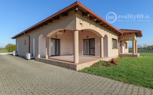KOMÁROVCE - 5 IZBOVÝ RD 360 M2 SO SAUNOU, POZEMOK 3.629 M2